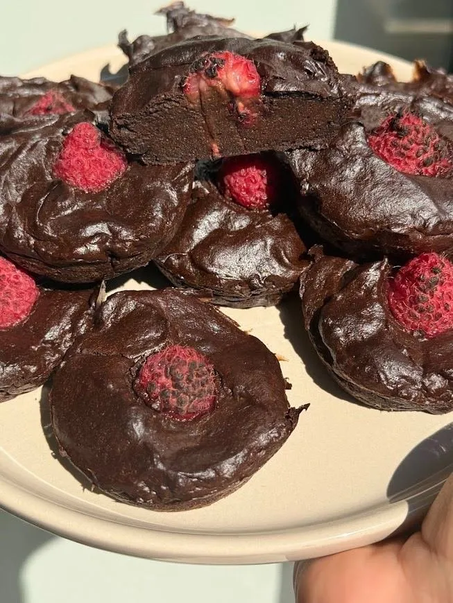 Brownies con frambuesa.