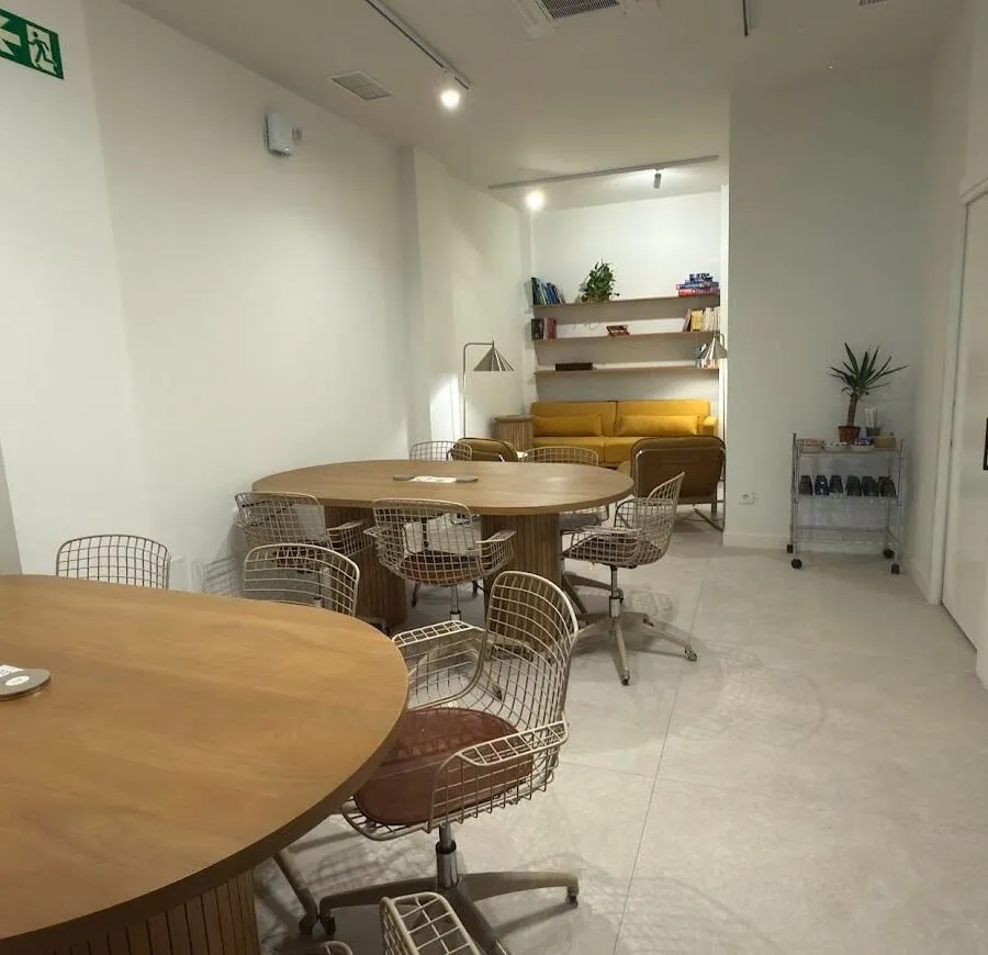Mesas y sillas de la zona de coworking de Nanü