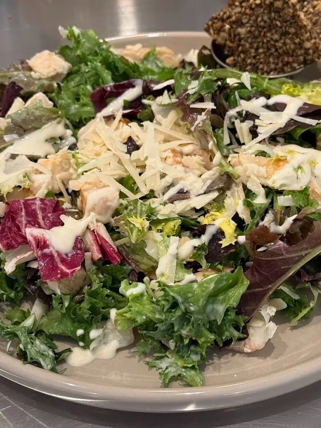 Ensalada césar servida en Nanü