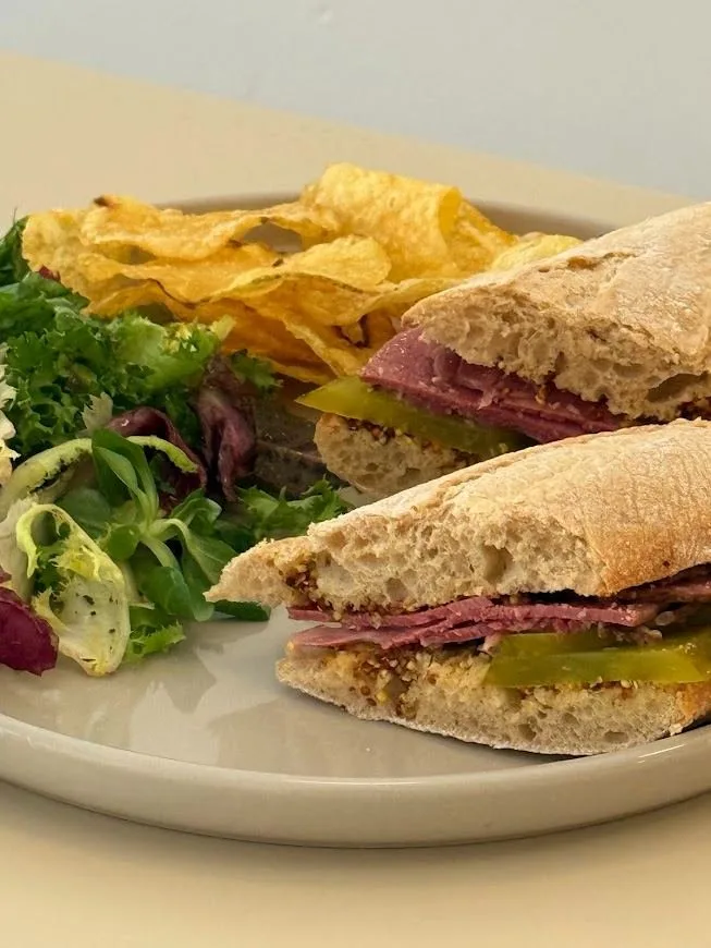 Nuestro bocadillo de pastrami.