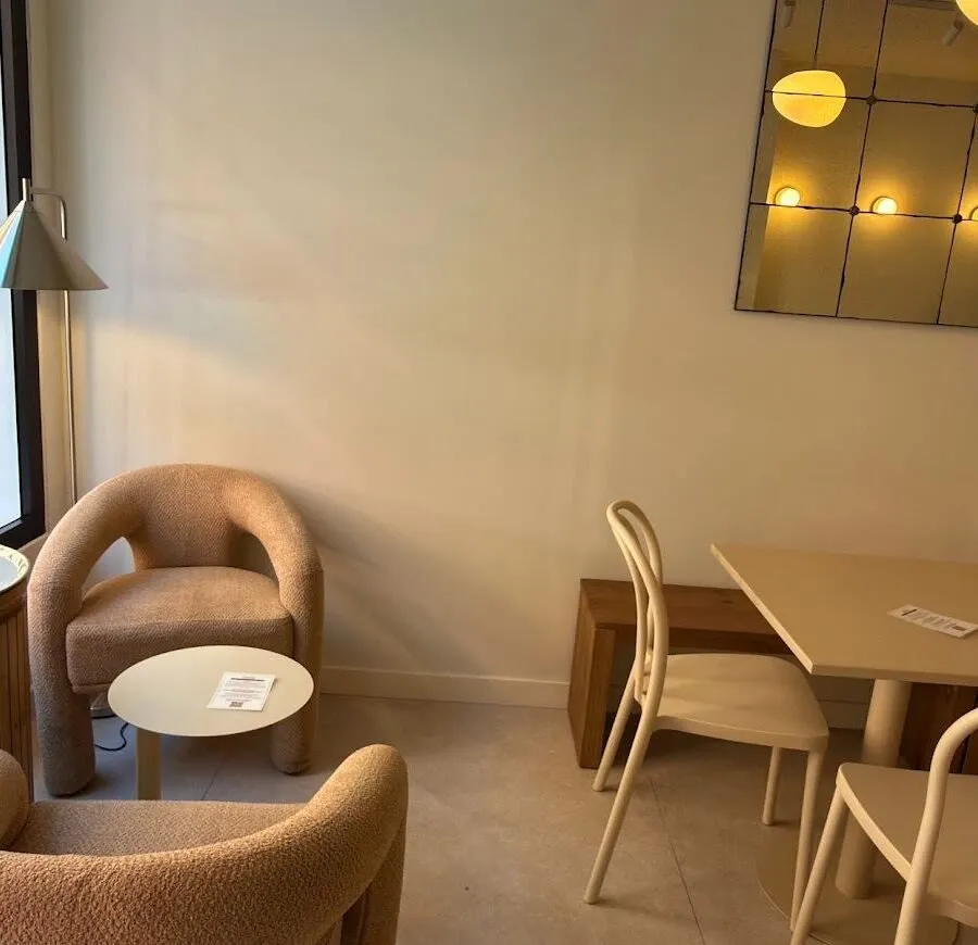 Sillones, café y conversación.