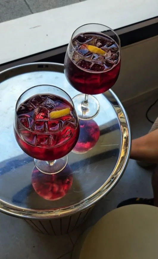 Un brindis en nanü.