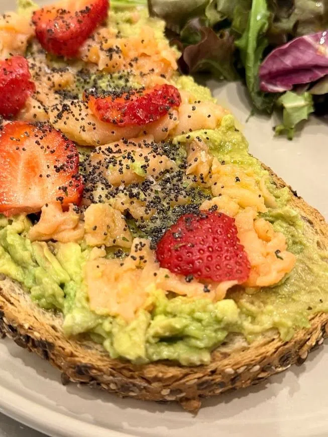 Tosta nanü con aguacate, salmón, fresas y semillas