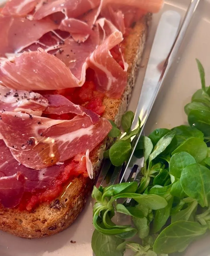 Jamón y tomate, de cerca.