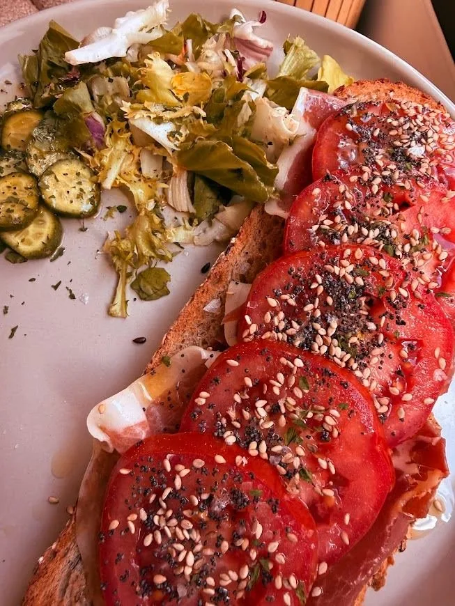 Tomate y jamón sobre una buena tostada.